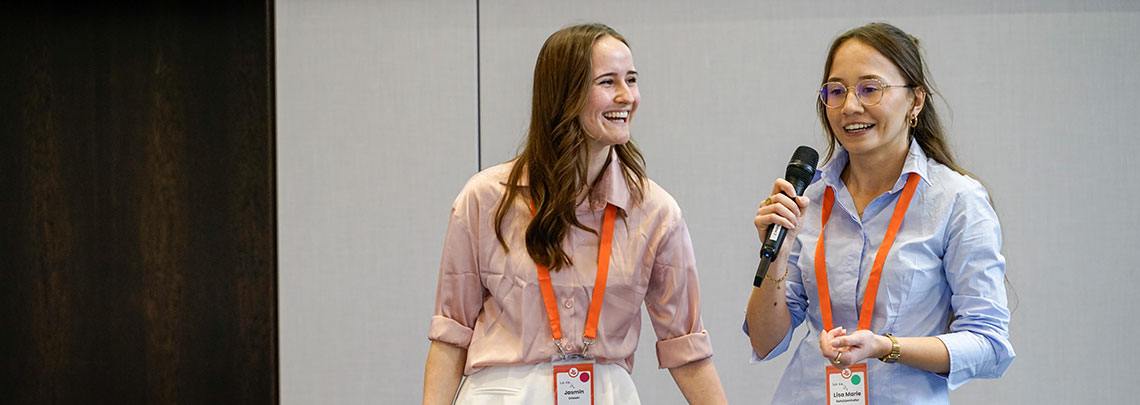 2 junge Frauen auf der Bühne bei einem Pitch