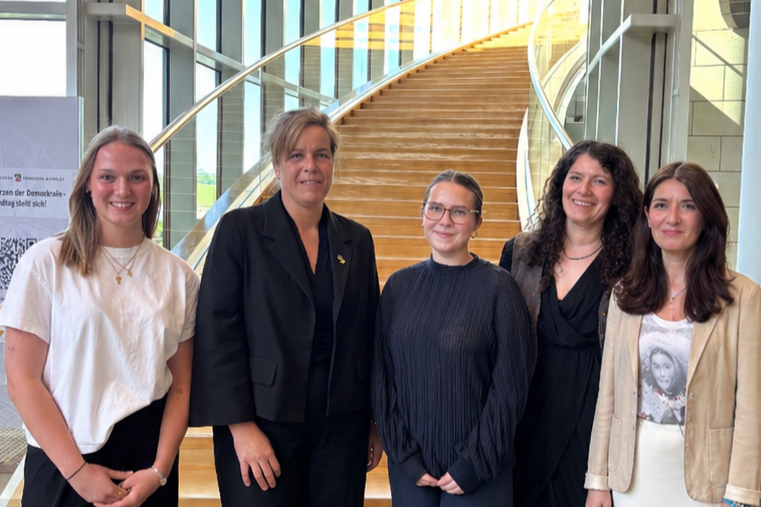 Team AniSense mit Mona Neubaur, ihrer Lehrerin und der Projektleitung von JG