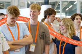Team beim Bundesfinale mit orangener Verzierung
