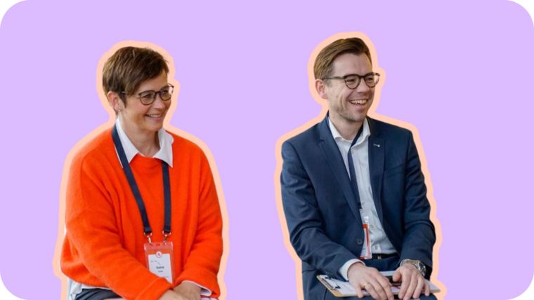 Zwei Erwachsene, die sich freuen