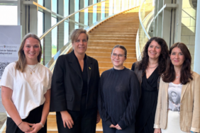 Team AniSense mit Mona Neubaur, ihrer Lehrerin und der Projektleitung von JG