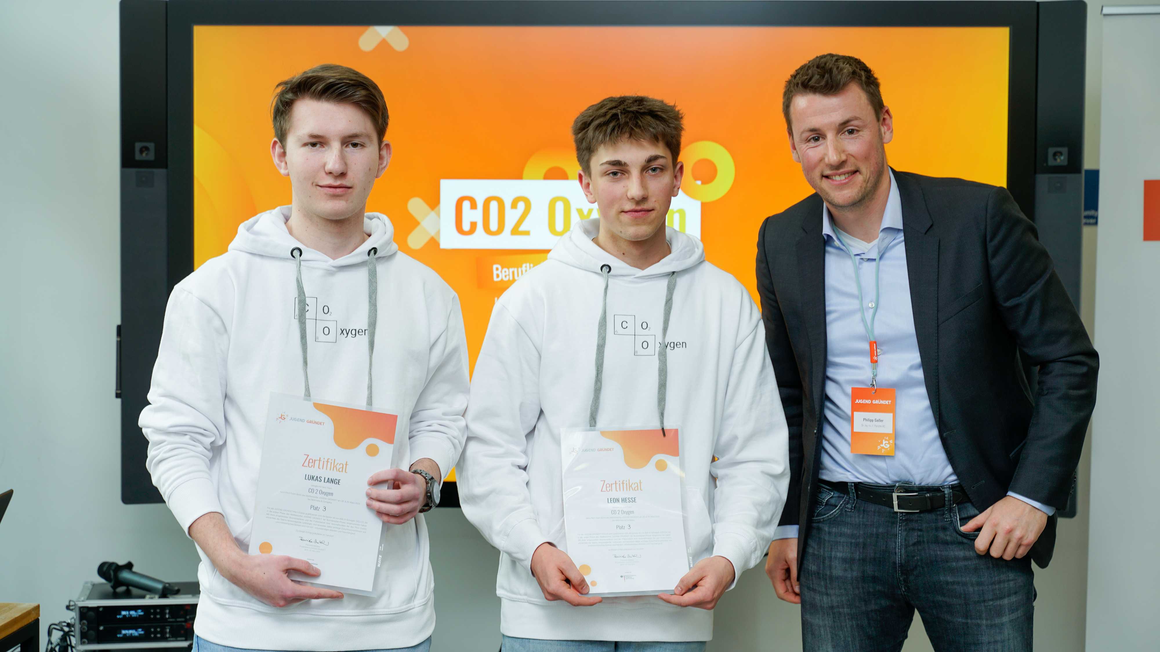 Platz 3 für "CO2 Oxygen" mit Lukas Lange (links) und Leon Hesse (rechts) von den Beruflichen Schulen in Bebra, hier mit Jurymitglied Philipp Goller (Porsche AG)